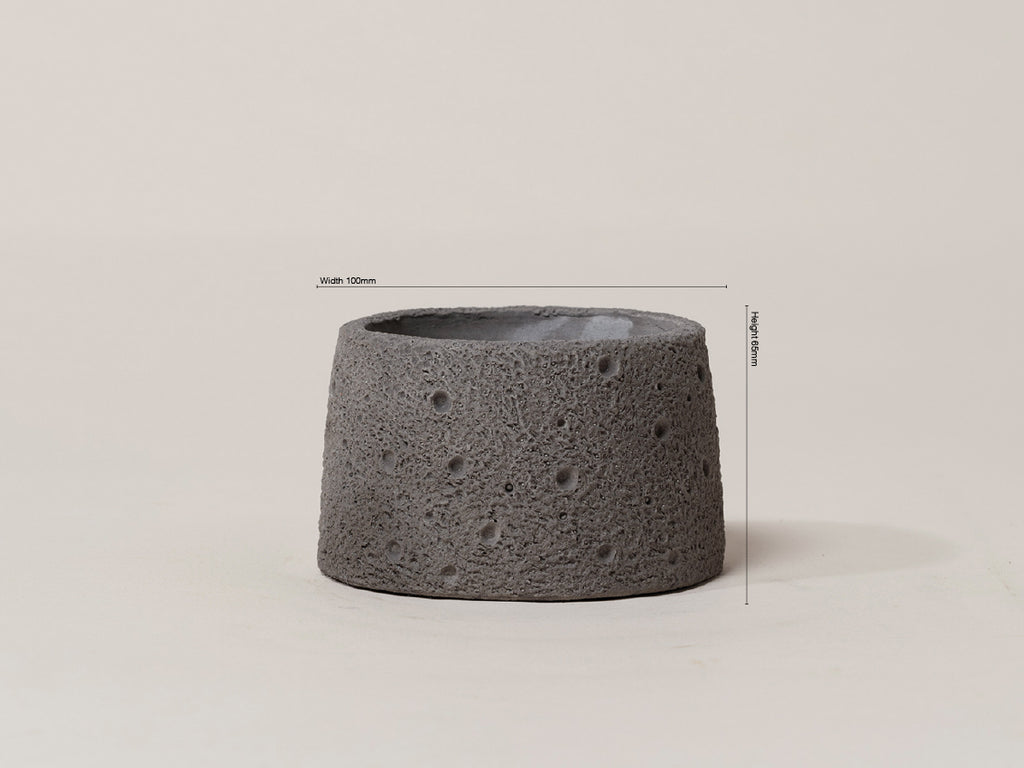 Gray textured pot with dimensions on a beige background